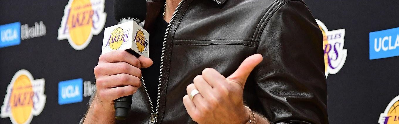 队记：湖人计划交易截止日前积极行动 会根据赛季初期的表现调整